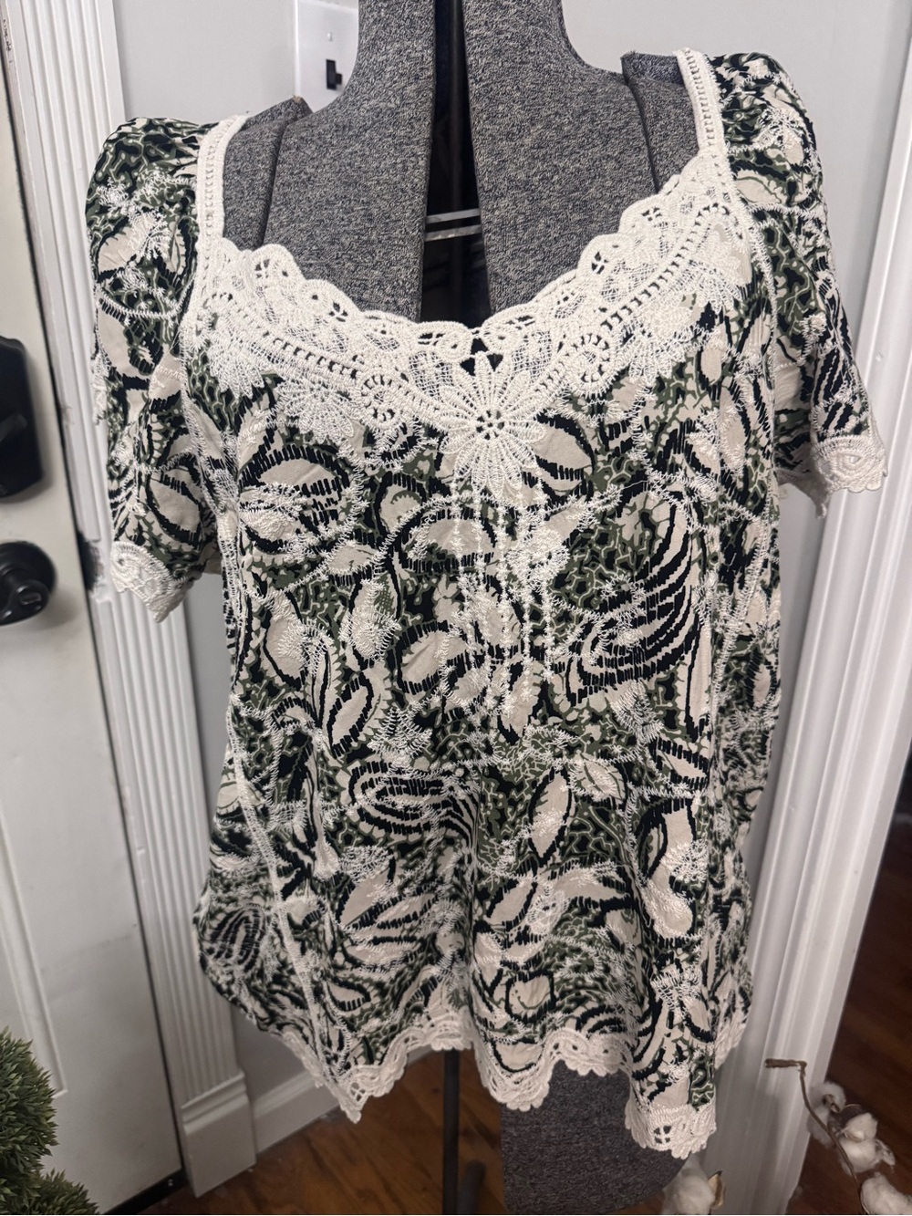 Women’s Democracy Green & Cream Lace-Trim Floral Top XL